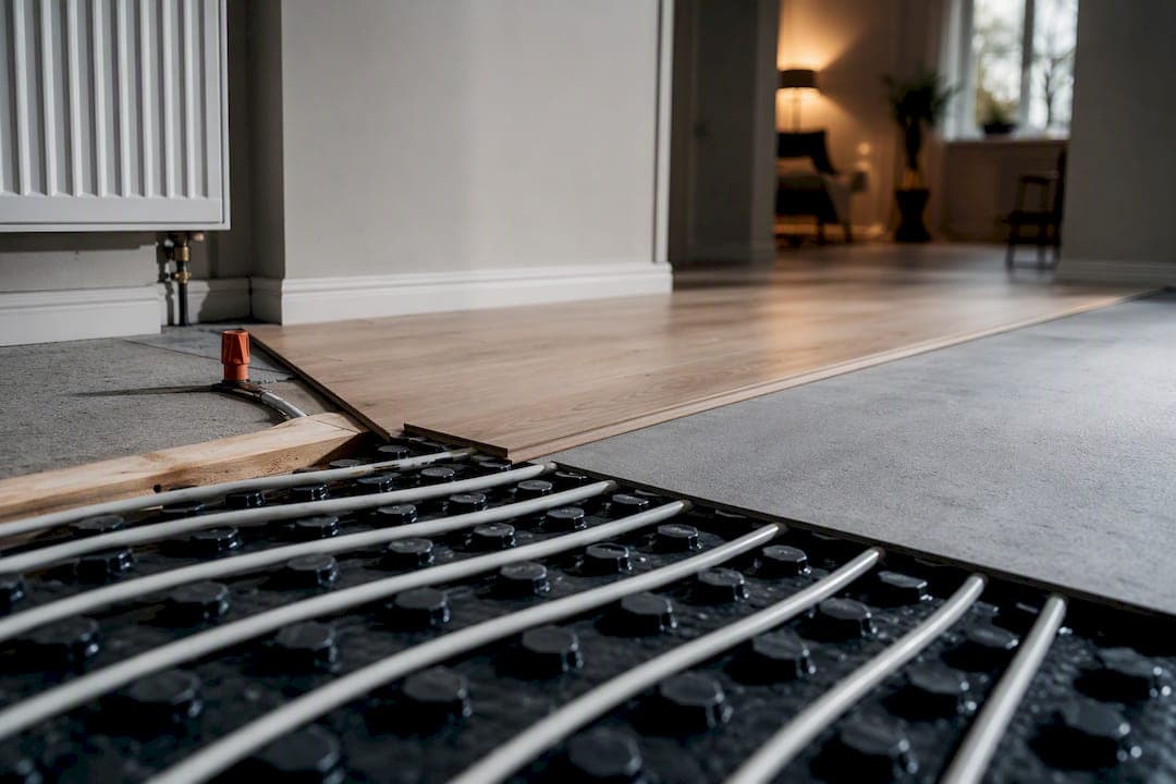 Kombinera golvvärme och radiatorer: så bygger du ett hybridsystem